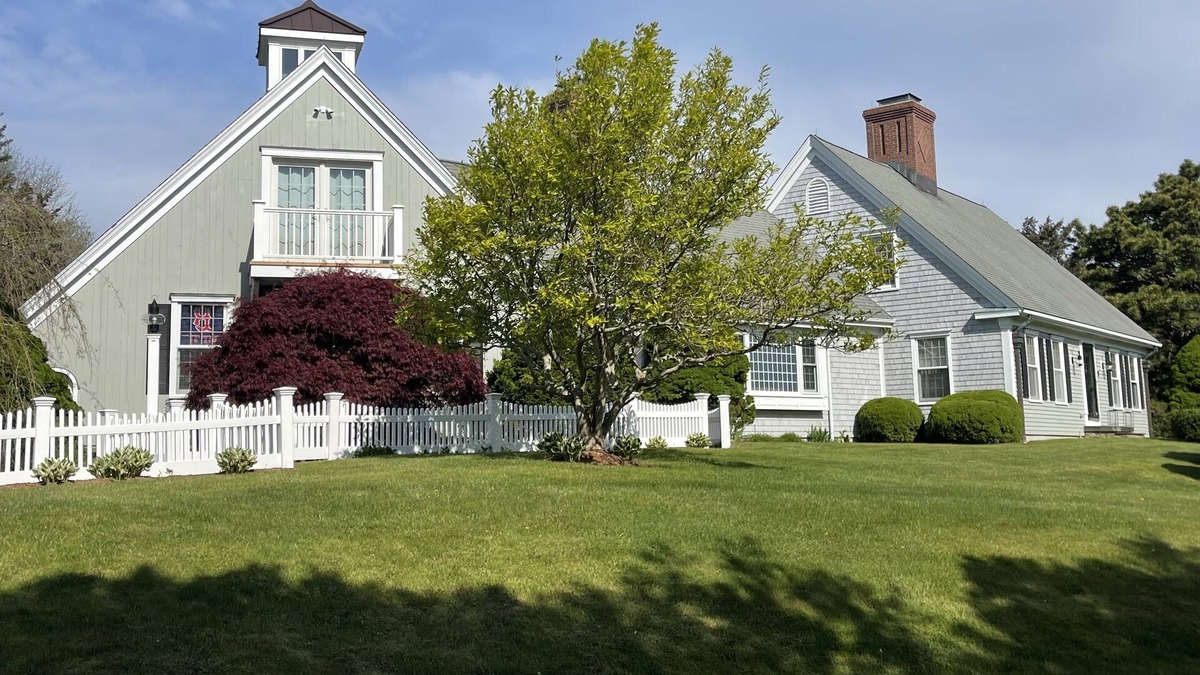 West Barnstable House | 4 Bed House Includes Paid Beach Pass, Movie Room, playhouse, fire room