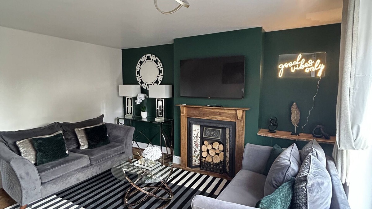 Corby House | 4 Bed House with Double Beds