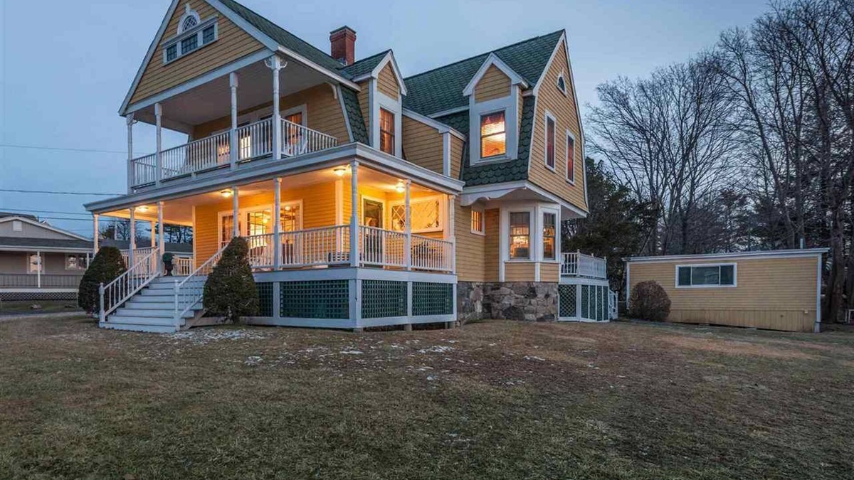 York Beach House | 4 Bed Rms 2 Bathrms sleeps 10, Hot Tub, Lrg decks, Yard, Near Short Sands Beach