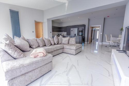 Kelty House | 4 Bed-Sleeps 8- Free Parking-Pets-Hot Tub