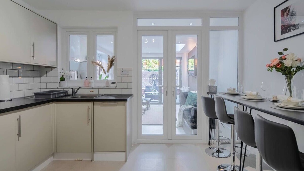 Ealing Common Apartment | 4 Bed Townhouse/Private Terrace/Parking