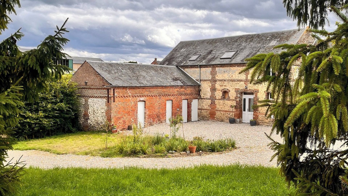 Saint-Quentin-des-Pres Apartment | 4-bedroom apartment in the countryside between Beauvais (25kms) and Rouen (50kms)