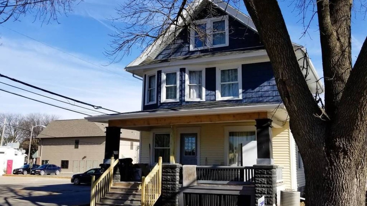 Cedar Rapids - Iowa City House | 4 Bedroom, 1 Bath 3 Level Home 7 Blocks from Downtown Cedar Rapids