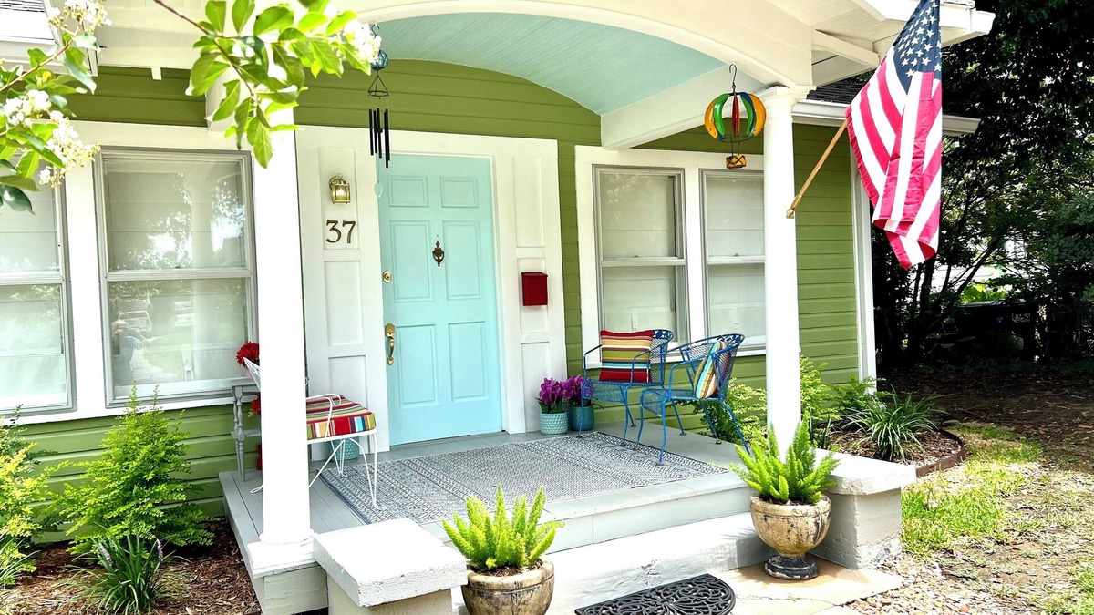 Natchez House | 4-bedroom 100 year old bungalow in historic Natchez.