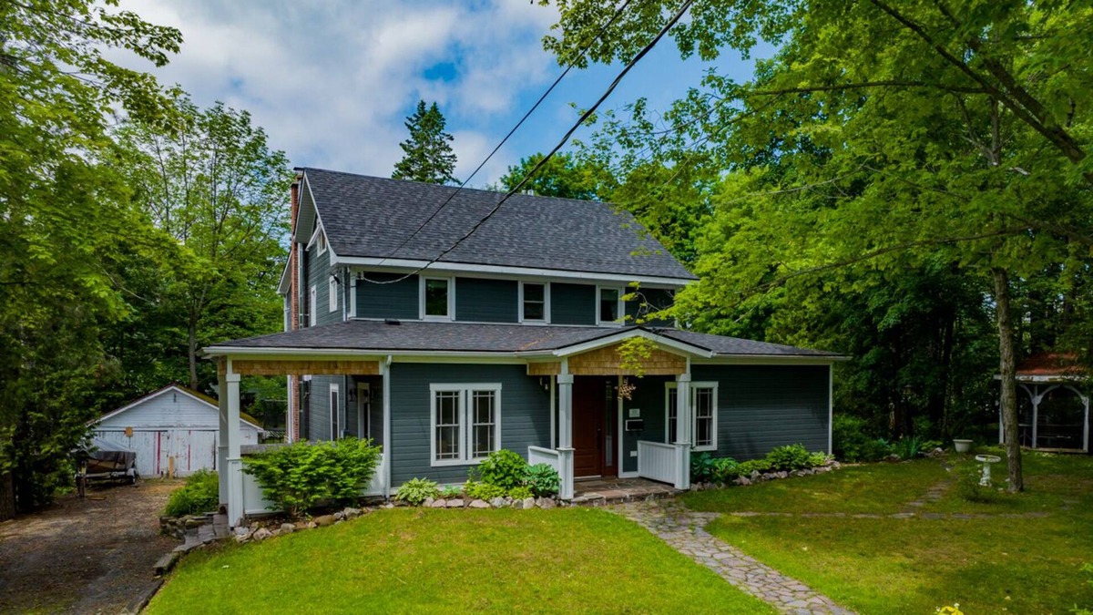 Parry Sound House | 4 Bedroom, 2.5 Bath in town