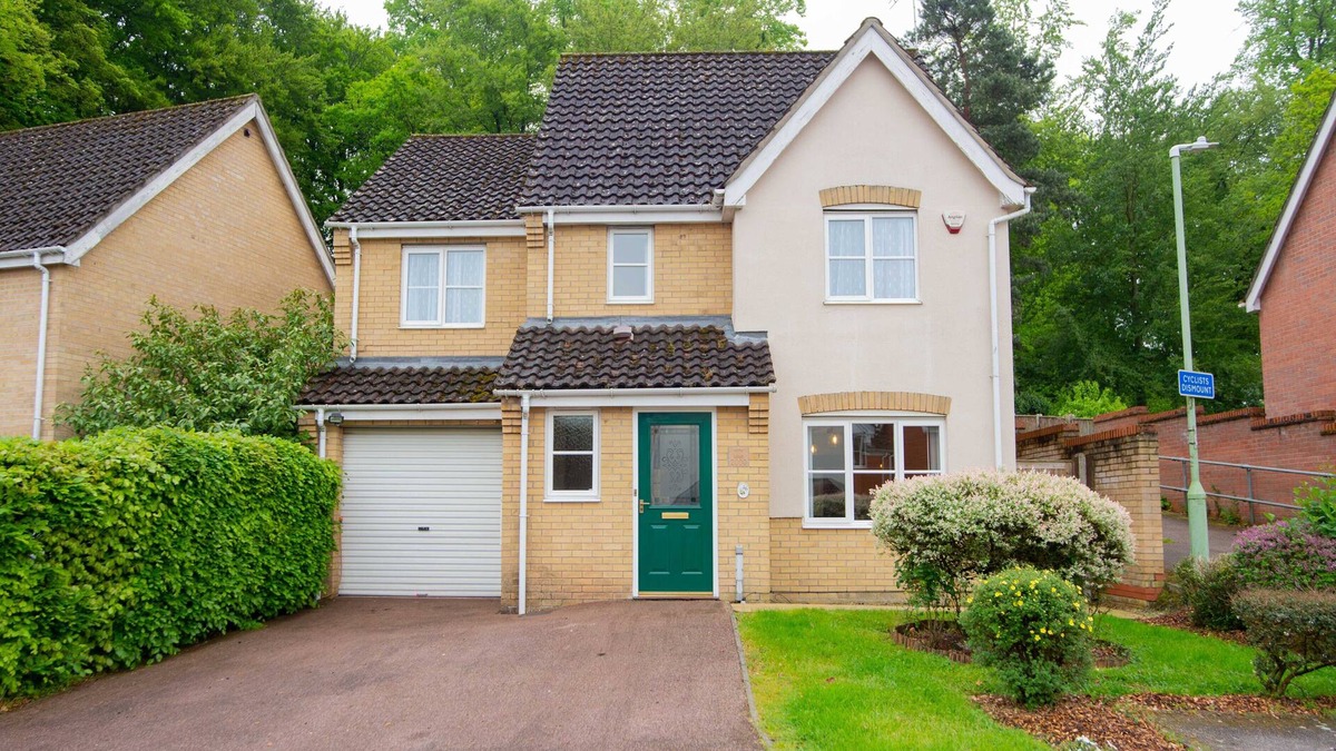 Brandon House | 4 bedroom, 2.5 bath furnished house with 96-jet spa, adjacent to Thetford Forest