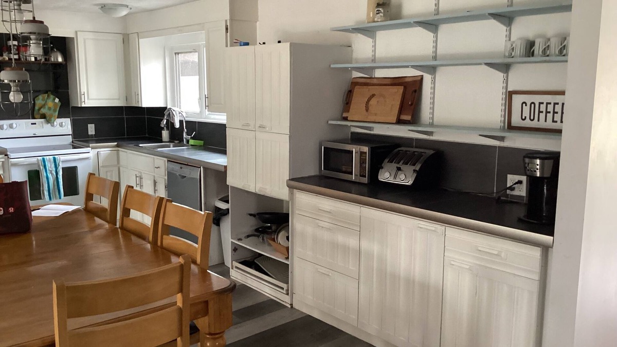 Huron-Kinloss Cottage | 4 bedroom 2.5 baths sleeps 10 Wifi and free parking