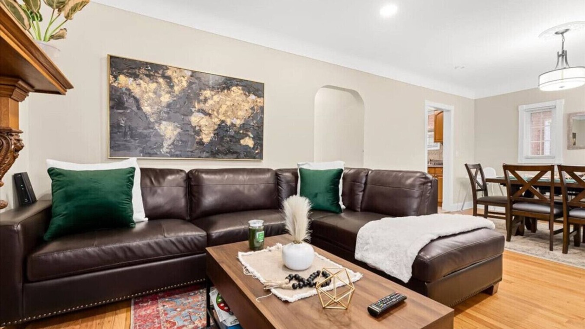 Dearborn House | 4 Bedroom 2 Bath Middle of it all Sleeps 8 plus