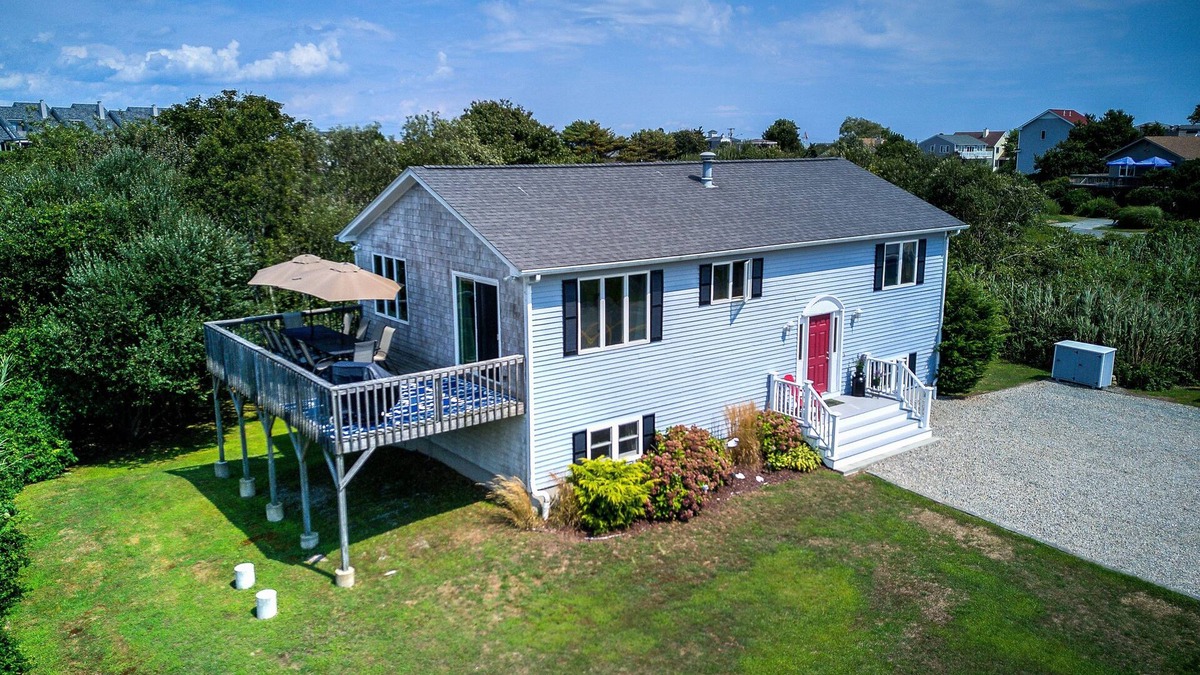 Point Judith House | 4 Bedroom/2 Bath w/2 living rooms and a short walk to the beach *SUNDAY RENTAL