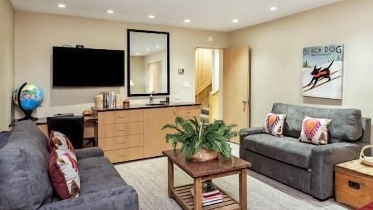 Aspen Hotel | 4 Bedroom 3 Bath Aspen Core Condo, Ski-In/Ski-Out!
