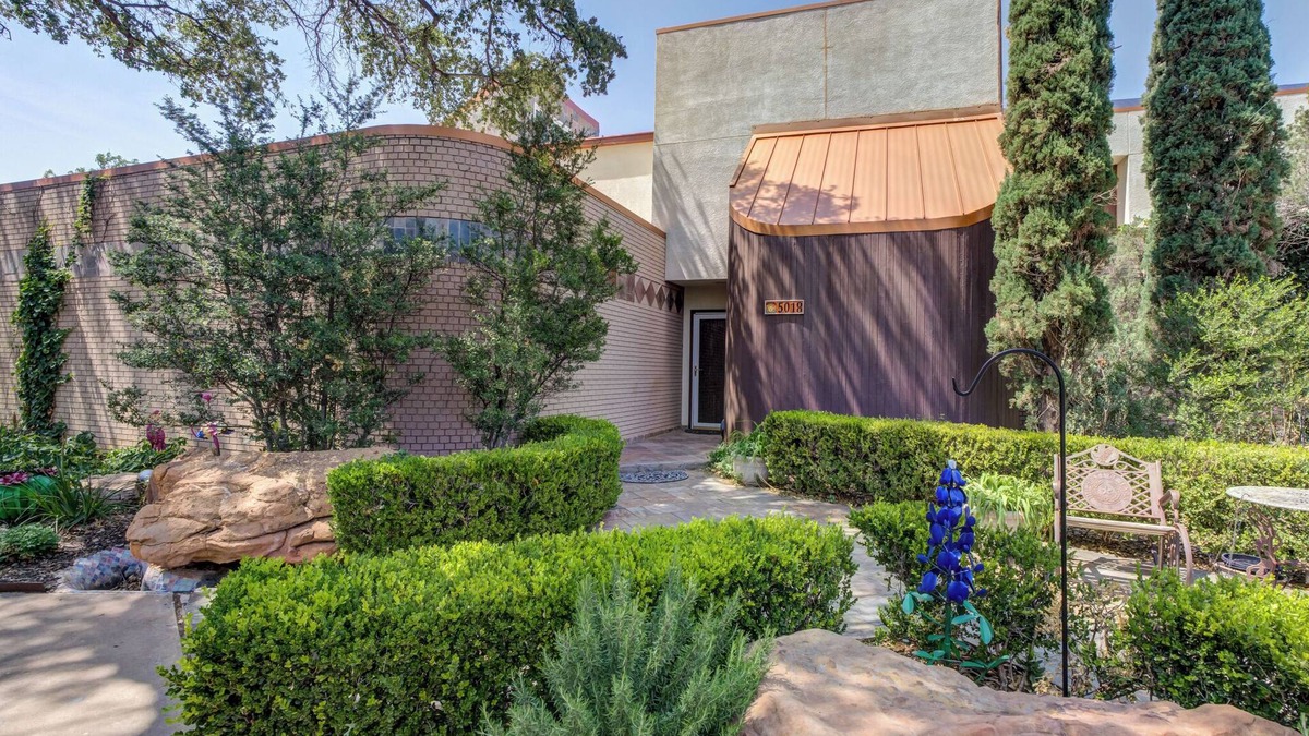 Lubbock House | 4-bedroom 3 bath modern house on Lakeridge golf course in Lubbock with WiFi, AC