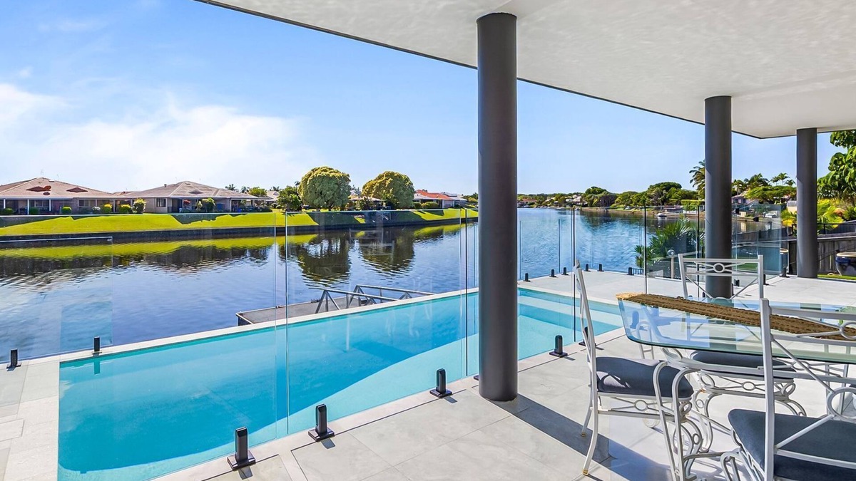 Wurtulla House | 4 bedroom 3 bathroom house on canal, sleeps 12, pool