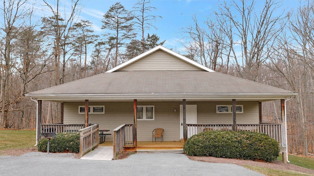 The Woods Cottage | 4 Bedroom/3Bath Accessible Cottage
