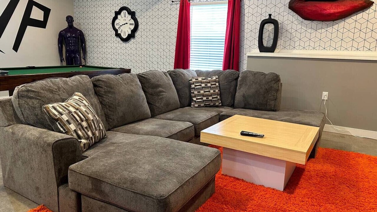 Maryville House | 4 bedroom/4.5 bathroom/10 beds/pets/pool table