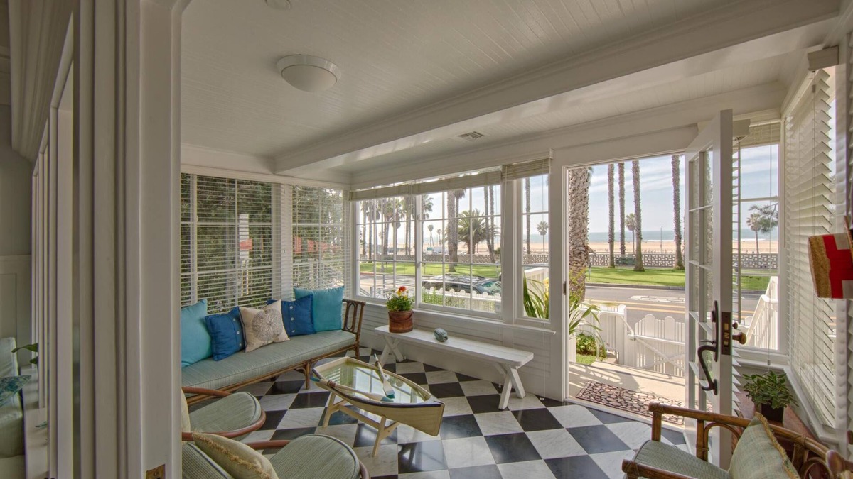 Ocean Park Bed & Breakfast | 4 bedroom 4 bath family villa across Ocean Ave. from the Pacific Ocean.