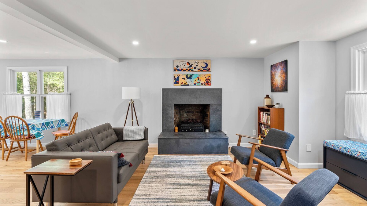 East Falmouth House | 4 Bedroom - 5 min. walk to Jenkins Pond