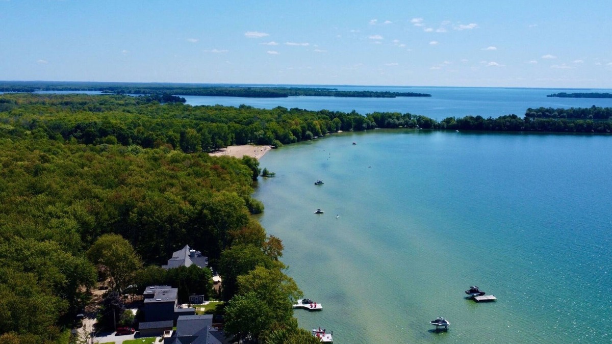 Ramara Cottage | 4 Bedroom, 7 bed Cottage - Sand and Crystal Clear Water, Lake Simcoe, Orillia