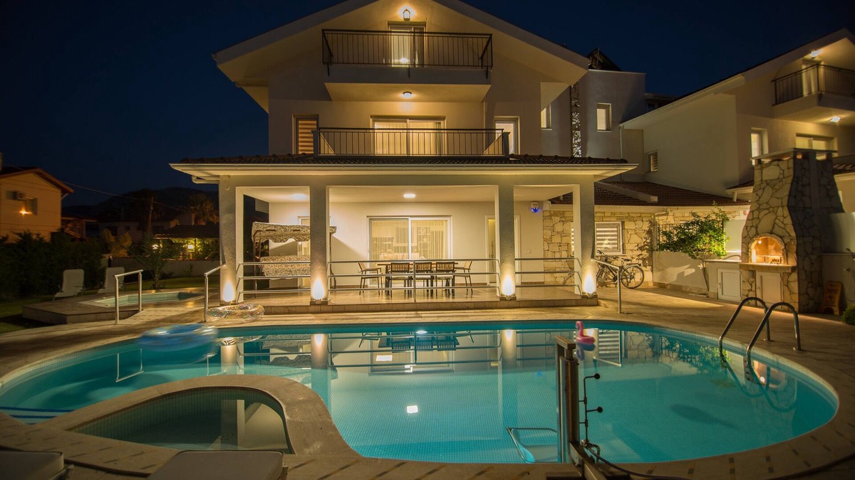 Dalyan City Center Villa | 4 bedroom accessible villa with private pool, jacuzzi, garden and lift