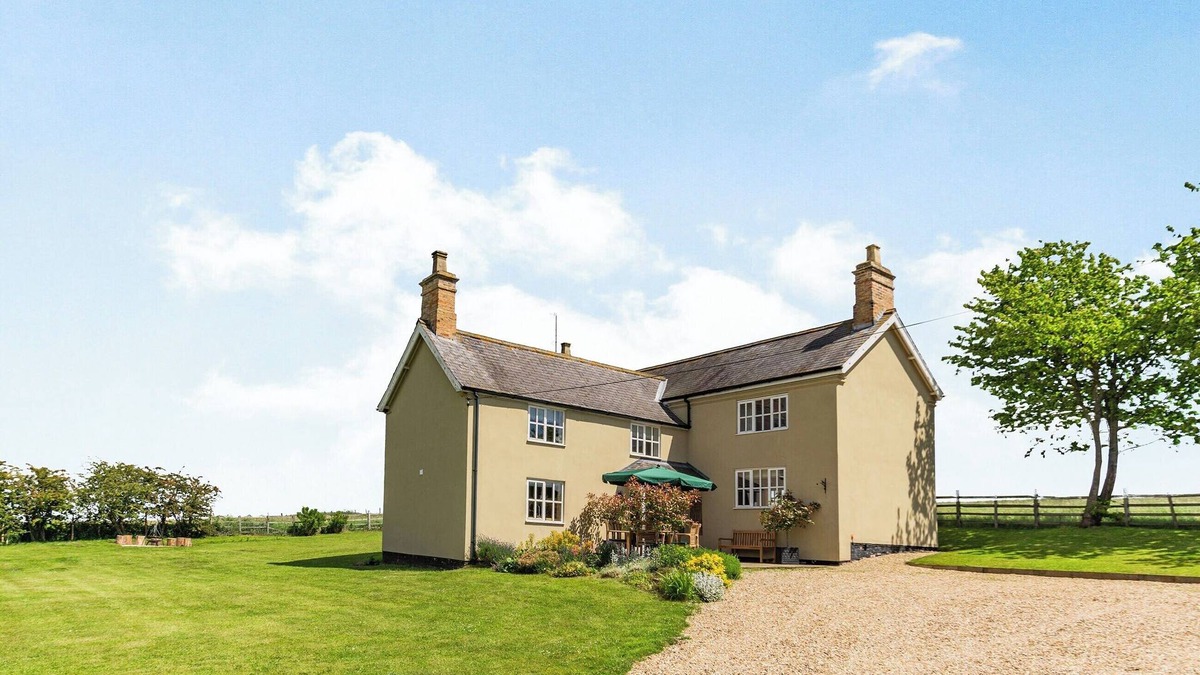 Stainton le Vale Cottage | 4 bedroom accommodation in Great Limber