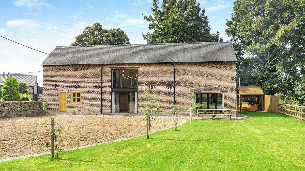 Macclesfield Cottage | 4 bedroom accommodation in Whiteley Green, Macclesfield