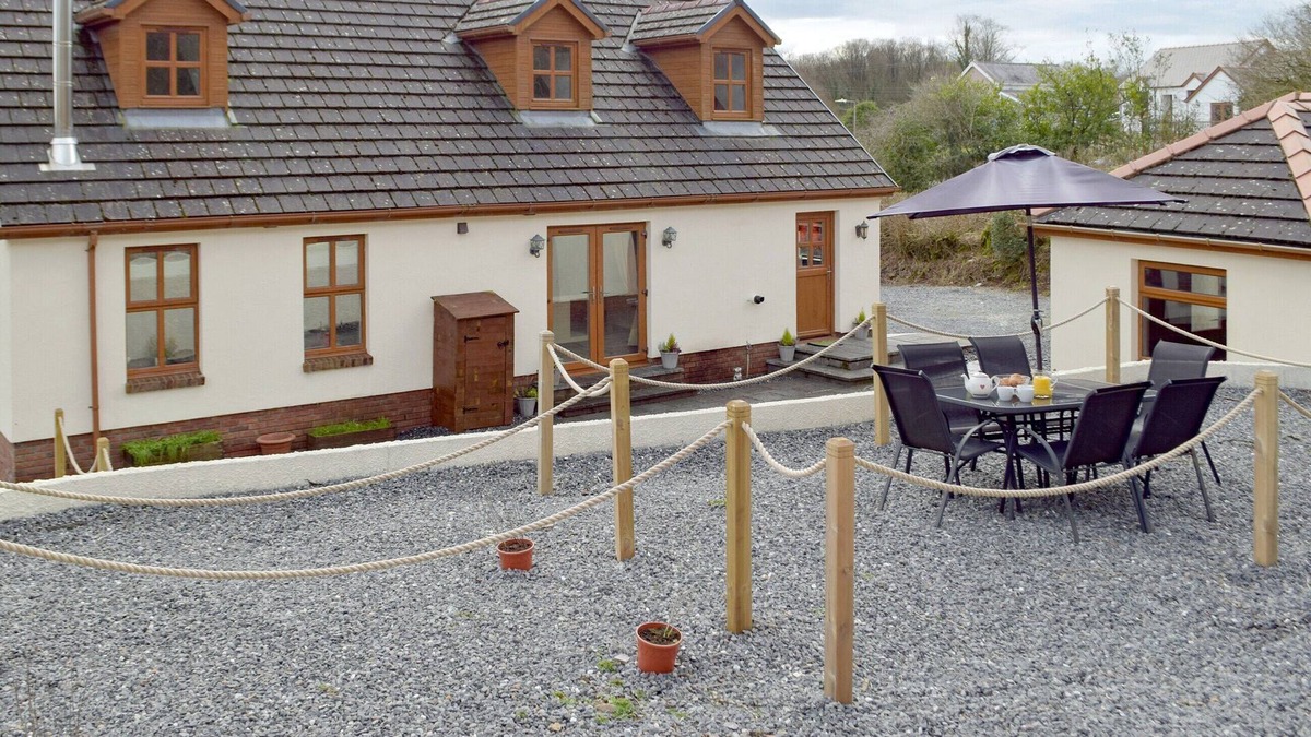 Porthyrhyd Cottage | 4 bedroom accommodation in Mynydd Cerrig, near Llanelli