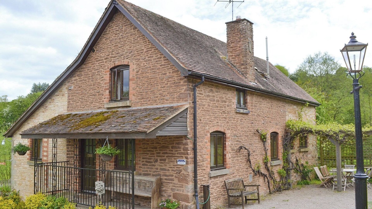 Aston Ingham Cottage | 4 bedroom accommodation in Lea, near Ross-on-Wye
