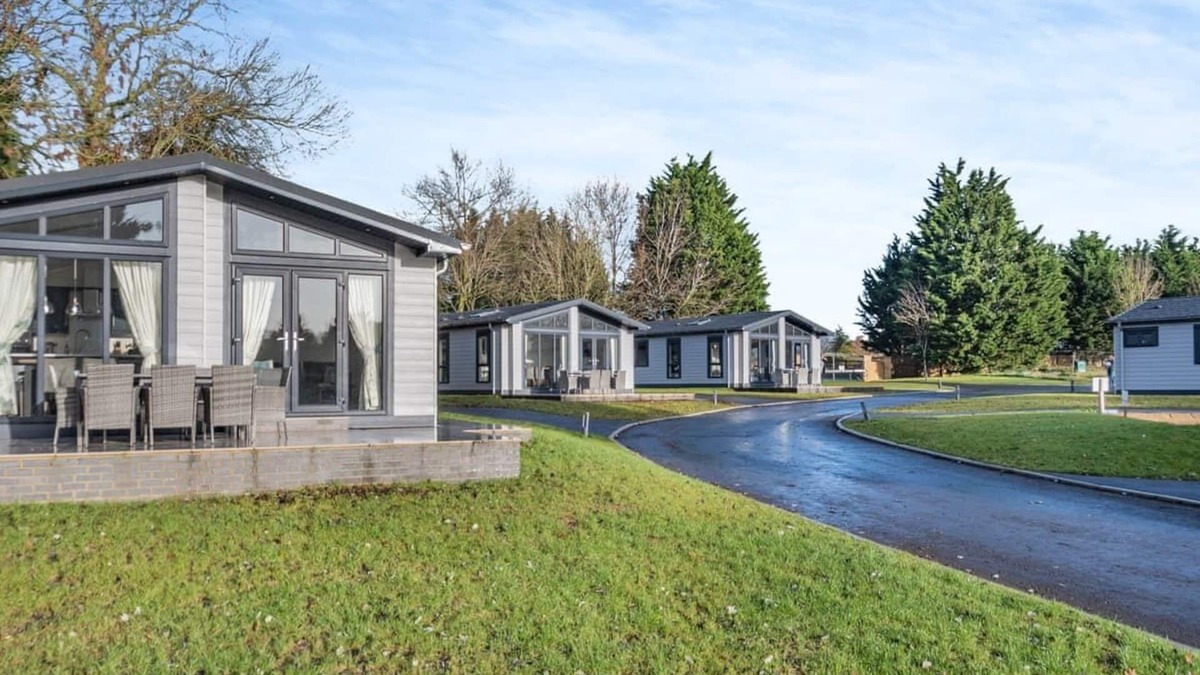 Great Coxwell Ski Chalet | 4 bedroom accommodation in Faringdon