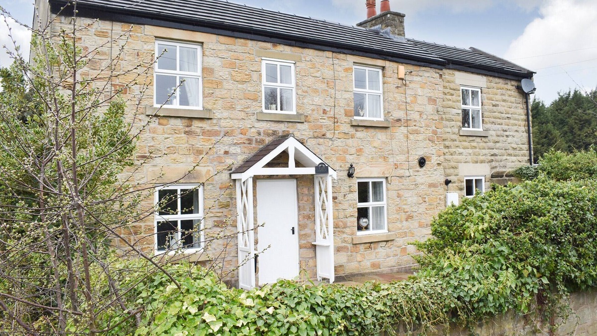 Barnsley Cottage | 4 bedroom accommodation in Elsecar, near Barnsley