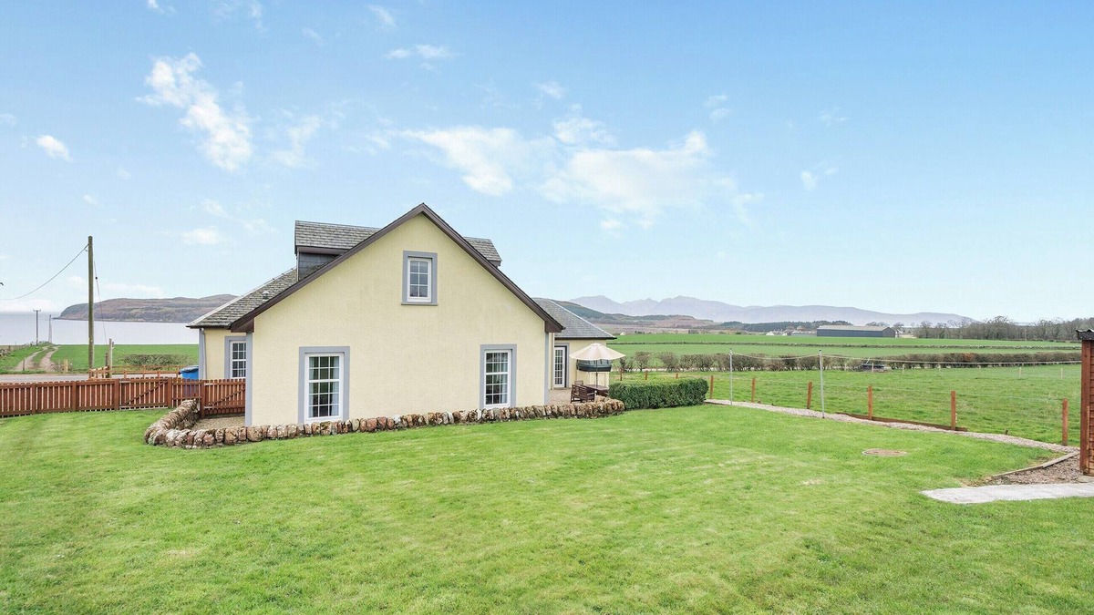 The Cumbraes Cottage | 4 bedroom accommodation in Kingarth