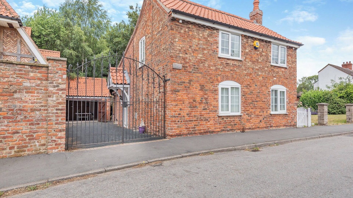 Coningsby Cottage | 4 bedroom accommodation in Coningsby, near Lincoln