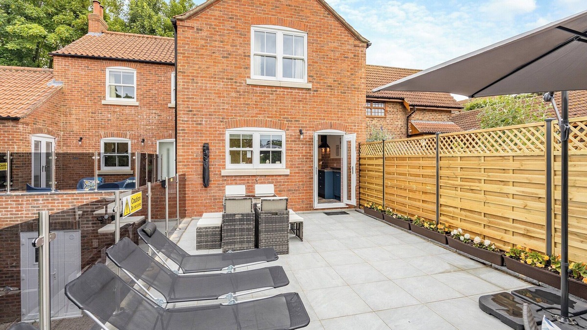 Spilsby Cottage | 4 bedroom accommodation in Welton Le Marsh, near Skegness