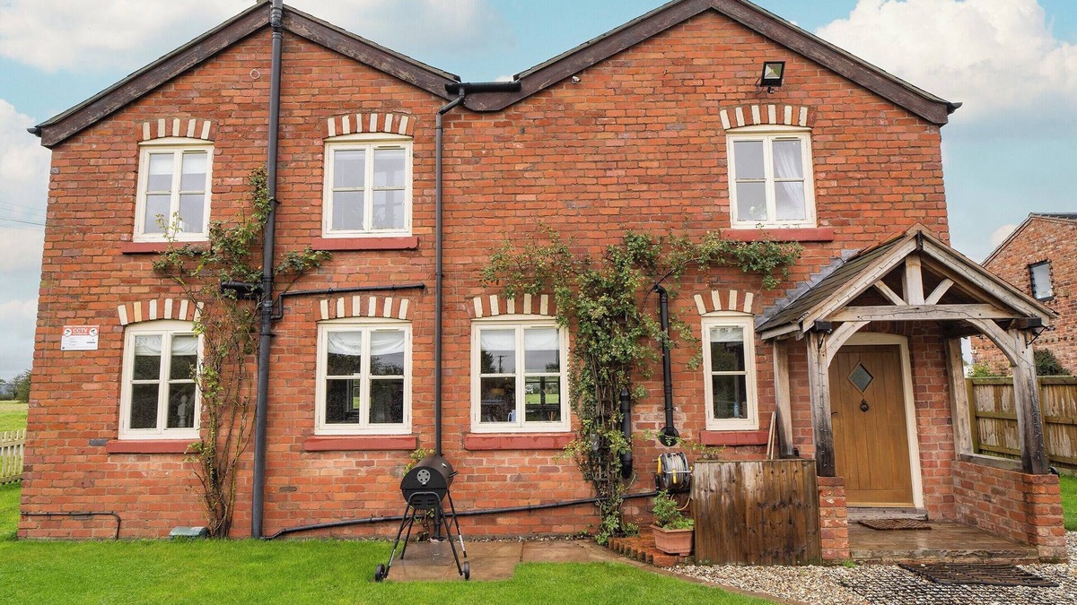 Overton-on-dee Cottage | 4 bedroom accommodation in Wrexham