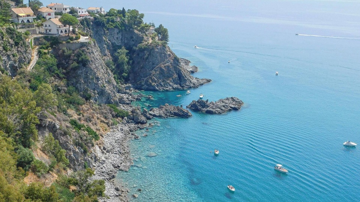 Santa Maria del Mare Torrazzo House | 4 bedroom accommodation in Stalettì