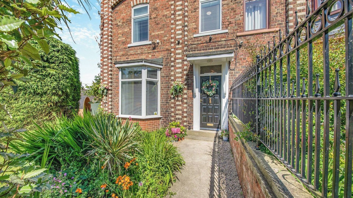Coxhoe Cottage | 4 bedroom accommodation in Coxhoe, nearby Durham