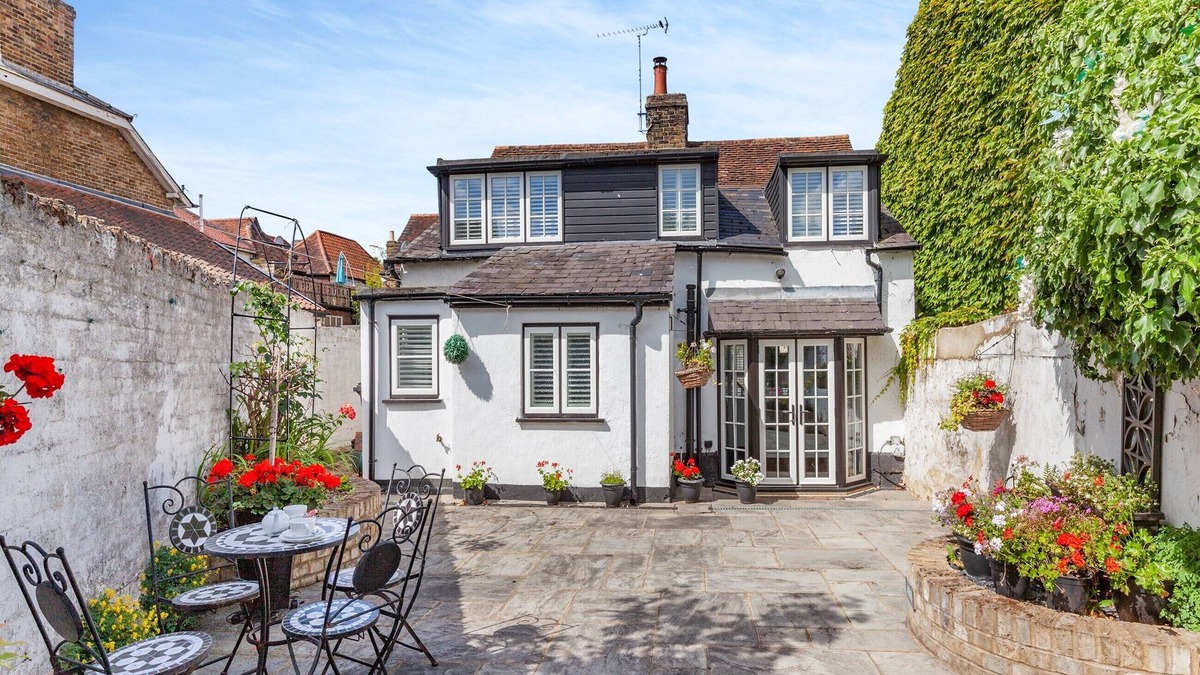 Roydon Cottage | 4 bedroom accommodation in Roydon, near Harlow