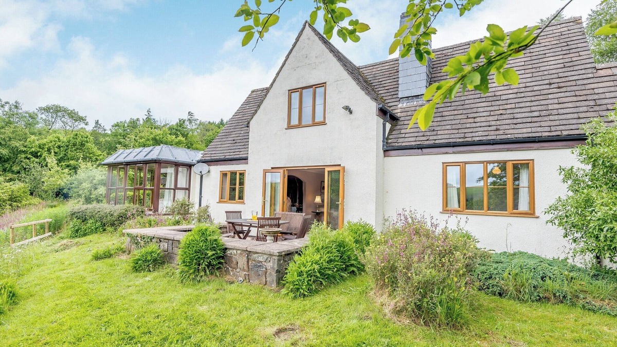 Llanidloes Cottage | 4 bedroom accommodation in Tylwch