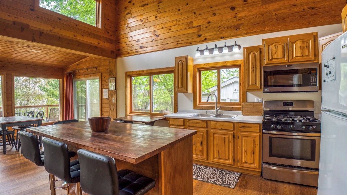 Puposky Cabin | 4-bedroom cabin in Beautiful Bemidji with AC, WiFi, Game room, 2 kitchens