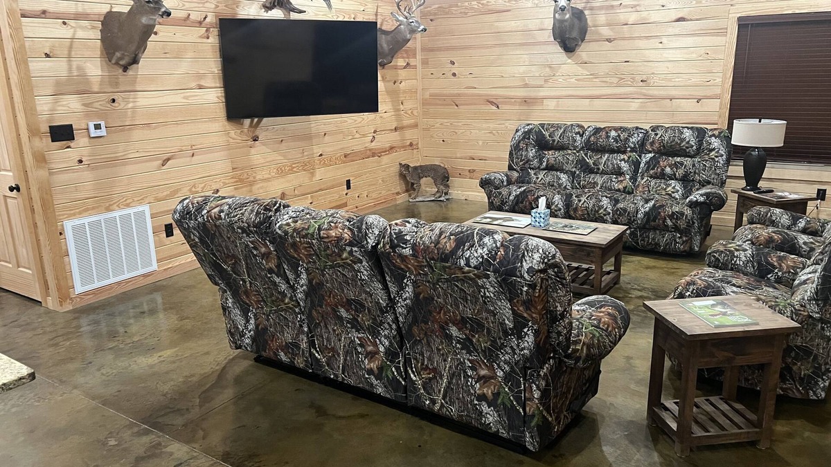 Moscow Cabin | 4 bedroom cabin in gated hunting property-5 minutes from Saracen Casino