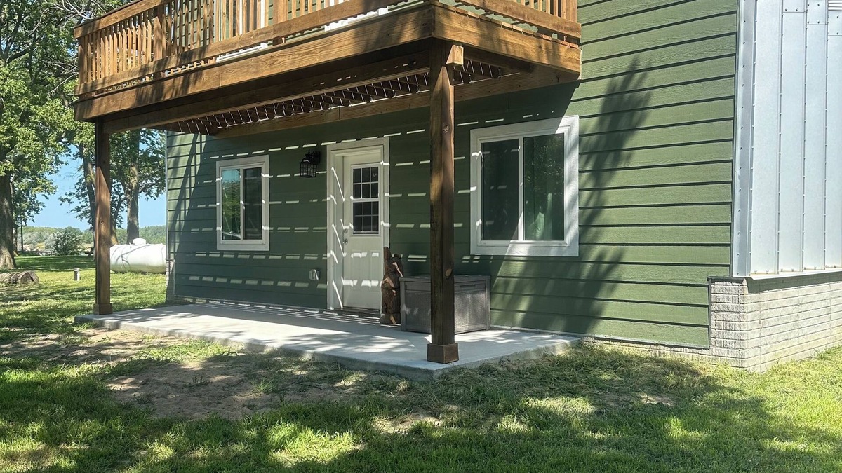 Burbank Cabin | 4-bedroom cabin on Missouri Rive with WiFi, AC