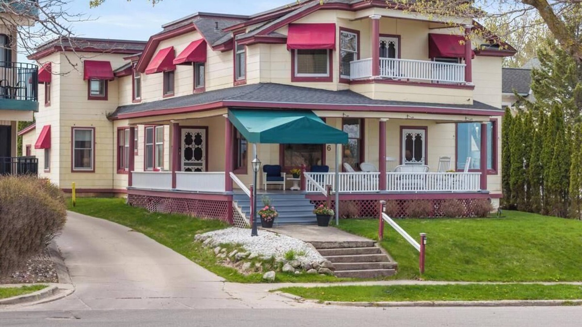 Charlevoix House | 4 Bedroom Charlevoix Lakeview Home