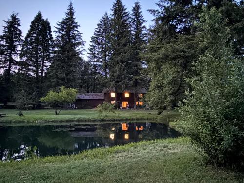 Amboy House | 4-Bedroom Chateau in Southern Washington- Luxurious Retreat with Pond & Creek