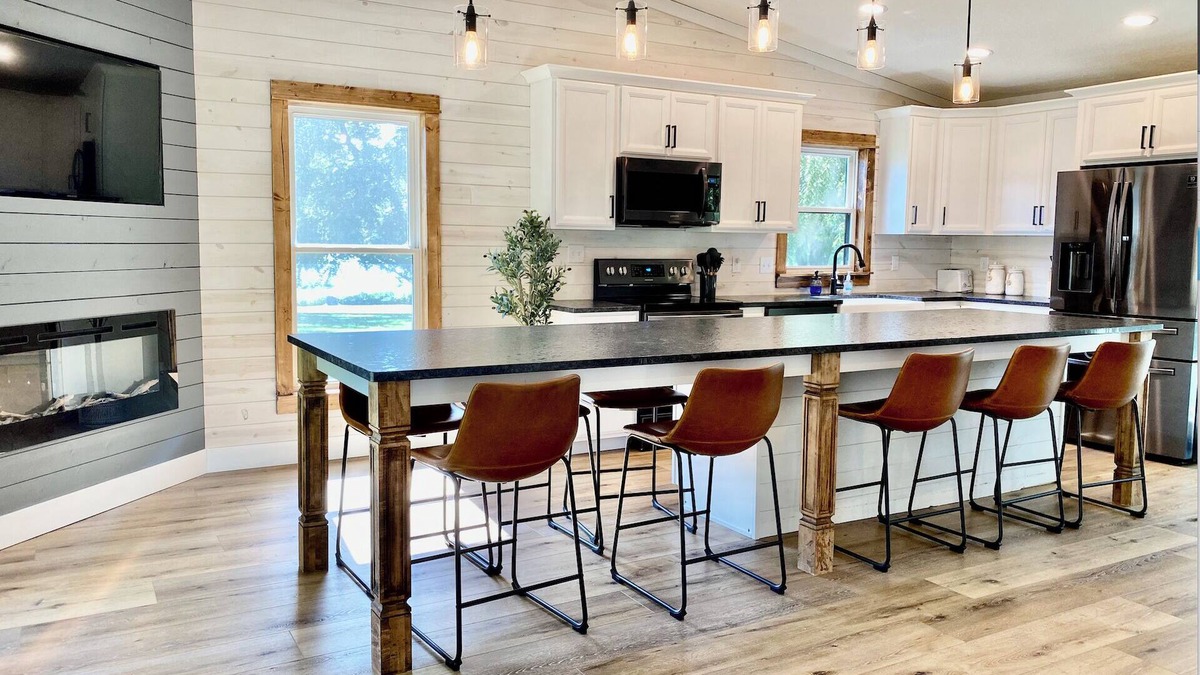 Kellogg Cottage | 4 bedroom cottage with 2 indoor fireplaces