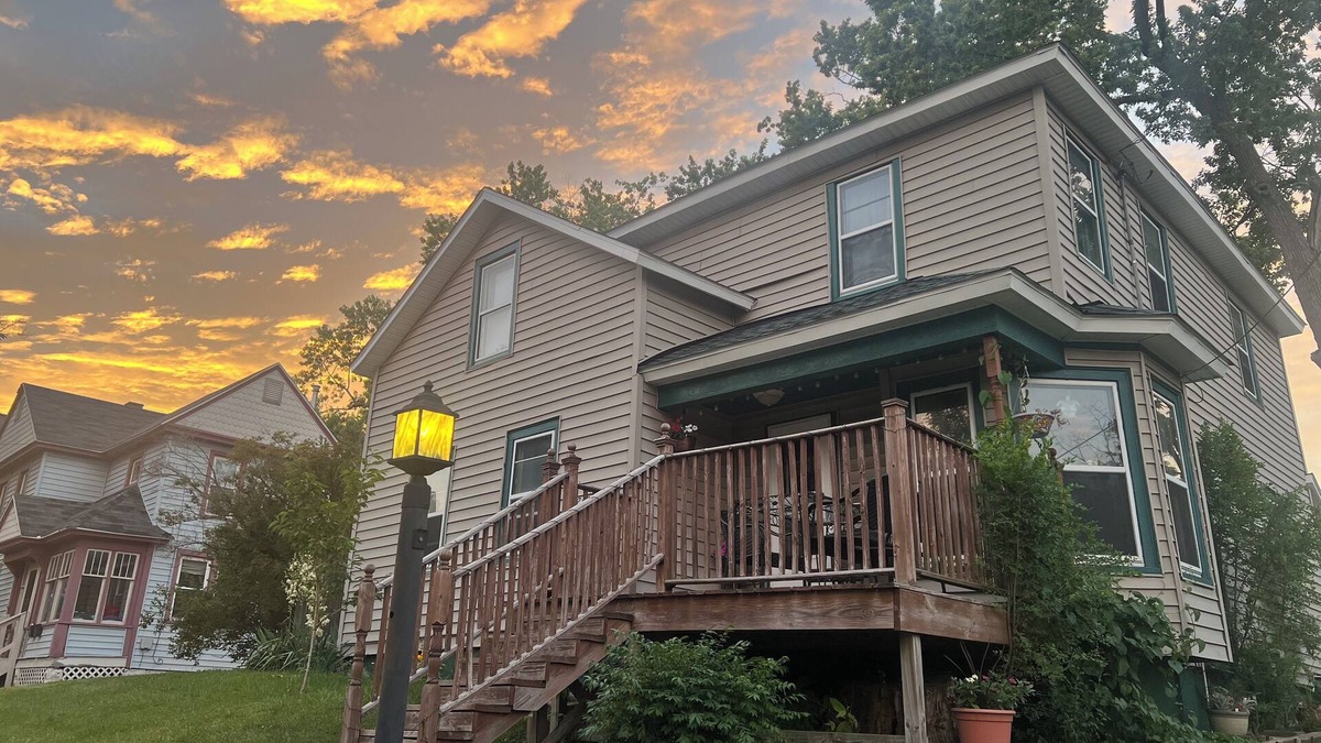 Vine House | 4-Bedroom Cozy Spacious Home in Historic Vine Neighborhood in Downtown Kalamazoo