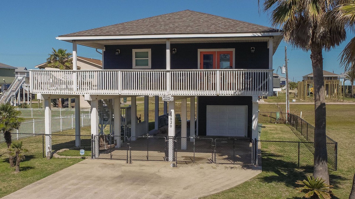 Terramar Beach House | 4 Bedroom! Family Beach Retreat, 5 Min Walk to Beach and Bay! Sleeps 12