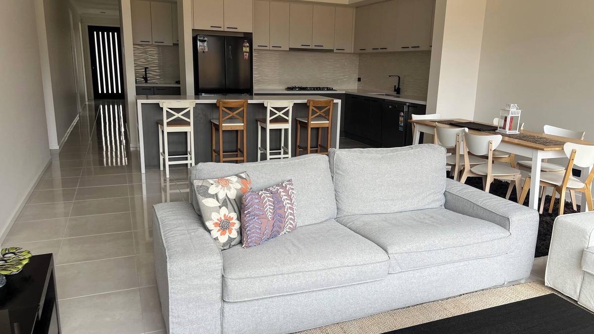 Tarneit House | 4-bedroom Family home/WFH vacation living in Tarneit, West Melbourne