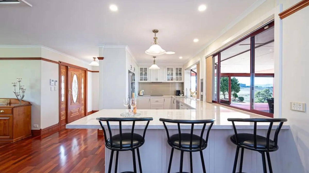 Adelaide House | 4-Bedroom Getaway with Panoramic Views and Close to Barossa Valley Attractions