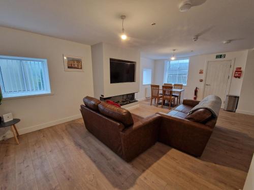 Mountain Ash Apartment | 4 Bedroom Ground Floor Apartment