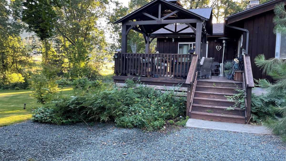 Murphy House | 4-bedroom house in beautiful Rogue River Oregon with WiFi, AC.