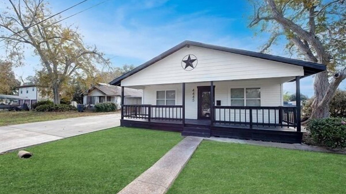 Groves House | 4 bedroom home in Groves with pool