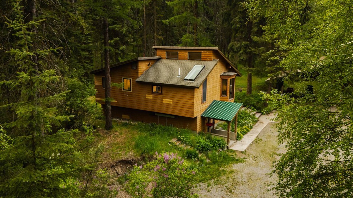 Whitefish House | 4-bedroom home in secluded Whitefish neighborhood with AC - 10 min from downtown